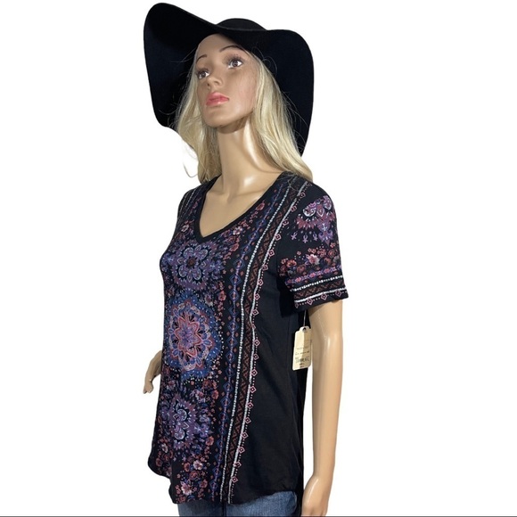 St. John’s Bay Black and floral print V-neck top - Picture 3 of 9